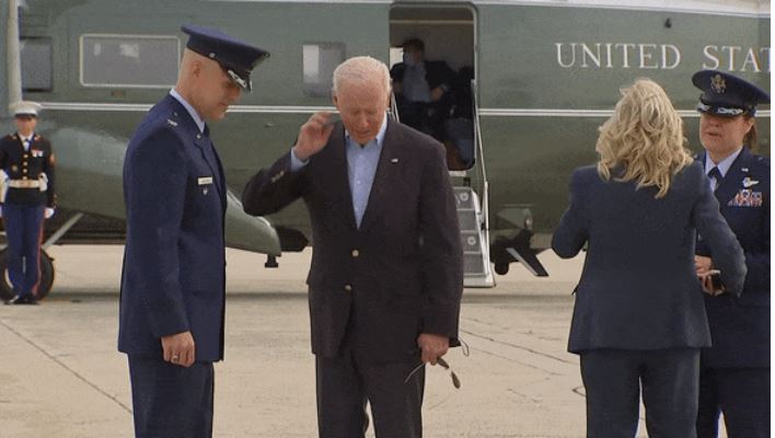 Watch the cicadas attack Biden during his first trip outside America US President Joe Biden had a funny situation when he was attacked by giant cicadas while he was at the airport before his first trip outside the United States of America to Europe, to attend the G7 summit.