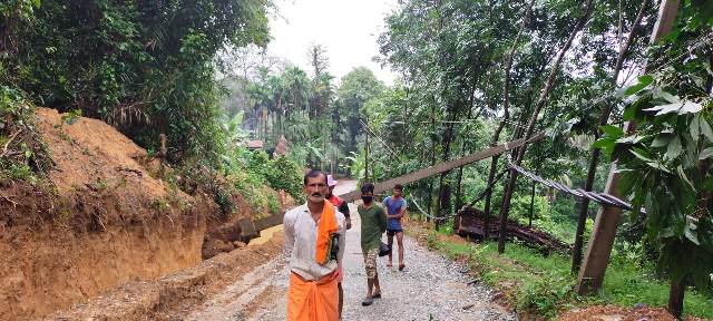 Belthangady power problem - ಬೆಳ್ತಂಗಡಿ: ವ್ಯಾಪಕ ಮಳೆ, ನೆರಿಯ ಸಹಿತ ವಿದ್ಯುತ್ ಕಂಬಗಳು ಧರಾಶಾಹಿ