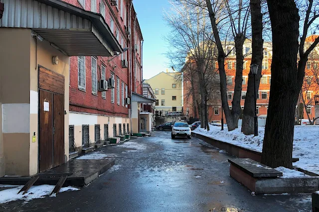 Цветной бульвар, дворы, бывшее здание Тверского районного суда