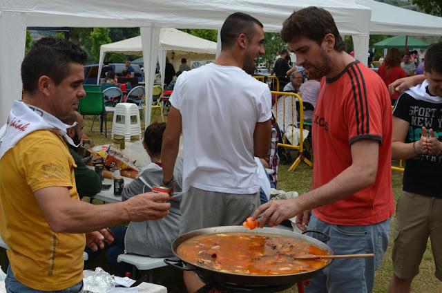 Las cuadrillas de Llano llenan de buen alimento y mejor ambiente el último día de sus fiestas