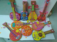 Instrumentos musicales de juguetes hechos con materiales reutilizados