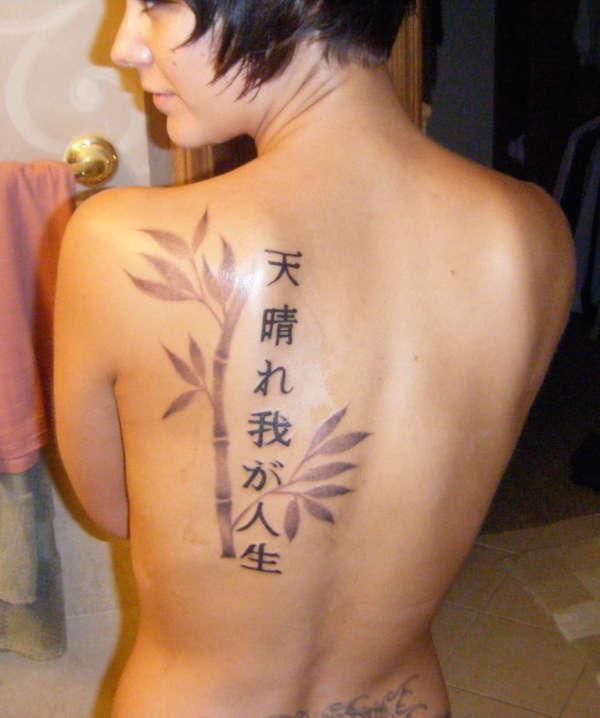 Pequeno japonês kanji da tatuagem para a menina