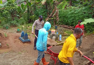 Kabid Humas Polda Jabar : Polisi Gotong Royong Bersama Warga Bersihkan TPU