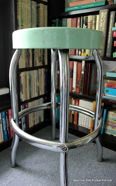 farmhouse style, vintage stool, rusty, metal stool, kitchen, http://bec4-beyondthepicketfence.blogspot.com/2016/05/vintage-farmhouse-stool.html