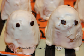 Eclectic Red Barn: Funny Looking Ghosts Cakes 