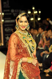 Sonal Chauhan Sizzling walks for Deepti & Amisha at IIJW 2012