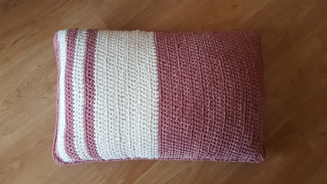 The Snugly Stripes Pillow: free crochet pattern