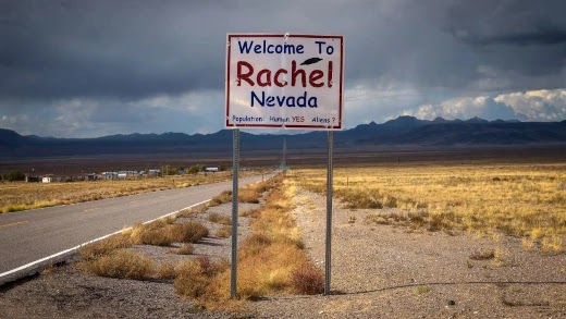 A Área 51 está situada a 200 quilômetros a noroeste de Las Vegas, perto das pequenas cidades de Rachel e Hiko.