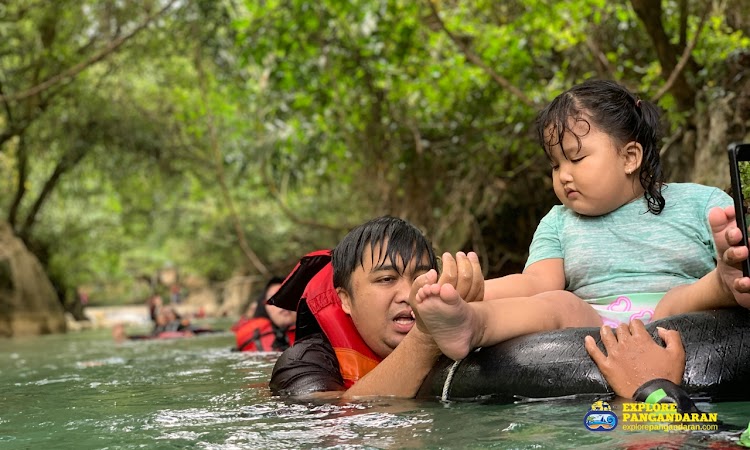 aktivitas body rafting di citumang bersama anak dan orang tua lanjut usia