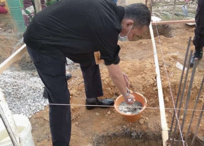 Didampingi oleh Danramil 03/Nongsa, Bobi Alexander Siregar Letakan Batu Pertama dan Beri Bantuan untuk Pembangunan Masjid dan TPQ di Kabil