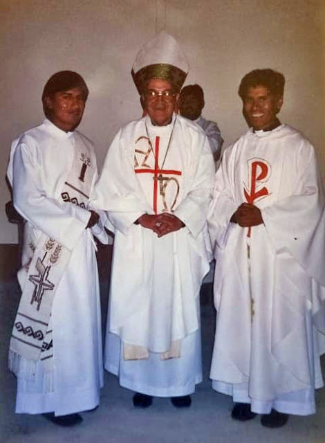 Am 22. Februar 1999 wurde ich in der Kathedrale von Potosí von Bischof Walter Pérez, Bischof der Diözese Potosí, zum Priester geweiht und ich feierte am 25. Februar die erste Eucharistie in meiner Stadt. Ich komme aus einer armen, einfachen Familie und bin Priester für die Armen geworden.