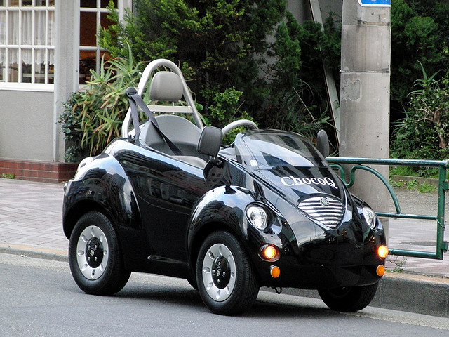 Mini carro elétrico japonês lembra carrinhos do jogo Mario Kart