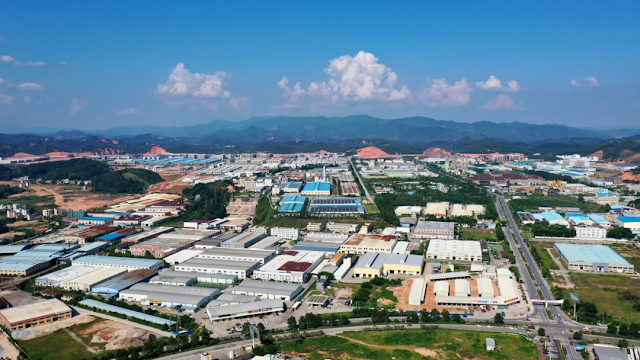 What kind of park carrier does Deqing have?  Deqing “One City, Two Parks” Industrial Development Platform  The overall plan is about 18,000 acres,  About 12,000 acres have been developed  Nearly 200 companies have settled in the park.