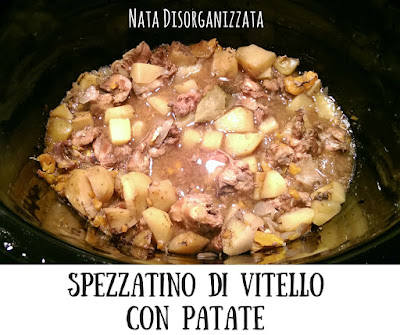 Spezzatino di vitello con patate cotto nella crockpot o slowcooker