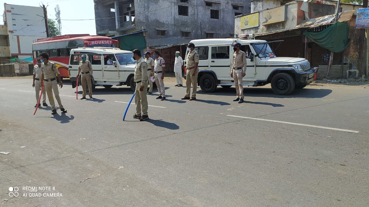 ग्रामीण क्षेत्रो मे कोरोना संक्रमण की चेन तोड़ने एवं कोरोना कर्फ्यु का सख्ती से पालन कराने के लिए बुरहानपुर पुलिस 24 घंटो रोड़ पर खड़ी है