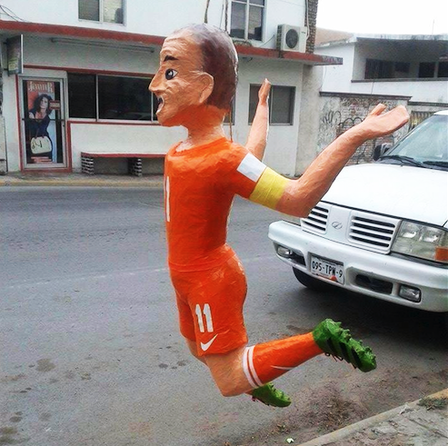 Piñata de Arjen Robben; no fue penal, dicen | Ximinia