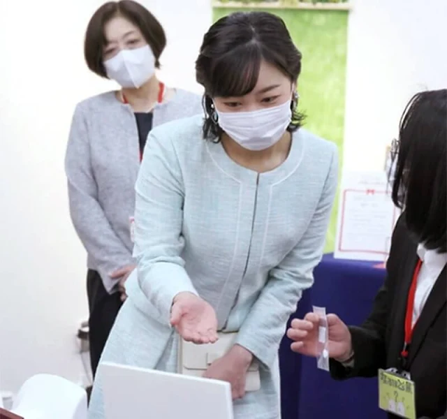 Princess Kako visited the 54th Idea exhibition where women all over the country turned ideas useful for their lives into works