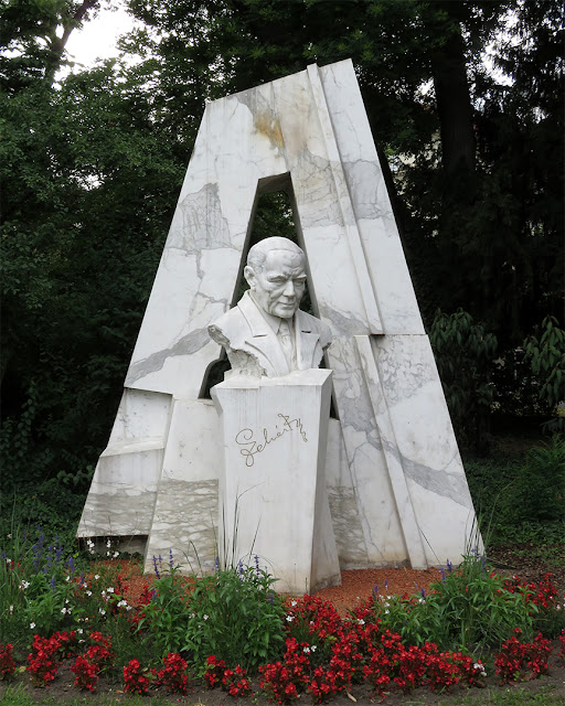 Lehárdenkmal (Monument to Franz Lehár) by Franz Coufal, Stadtpark, Parkring, Vienna