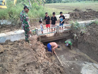 Babinsa Edi Sutanto Bersama Warga Gotong Royong Membuat Saluran Air