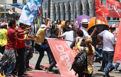 Militantes do PT e do PSDB - Um Asno