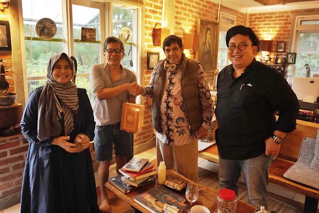 Rocky Gerung Dapat Hadiah Al-Quran