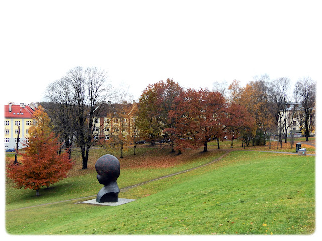 Billedkunstneren Marianne Heskes skulptur «Hodet N.N.» i Torshovdalen i Oslo.