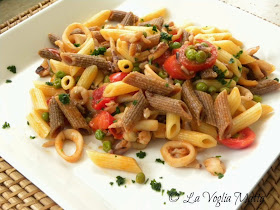 mezze penne bicolori con calamaretti nostrani