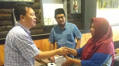 Peduli Rumini, Warga Tangsel Serahkan HP Baru