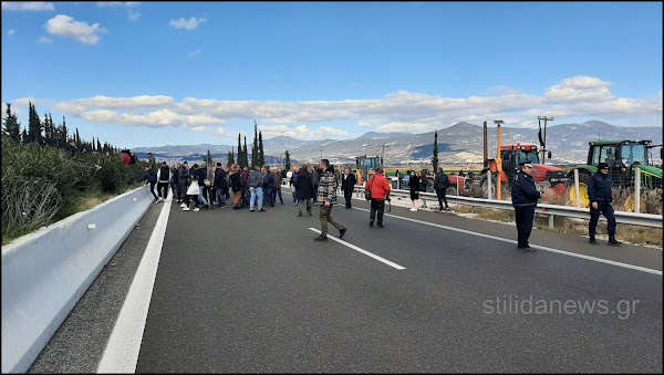 Φωτογραφίες από το μπλόκο των αγροτών στην Ανθήλη Λαμίας!