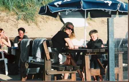 Axel och mamman på stranden
