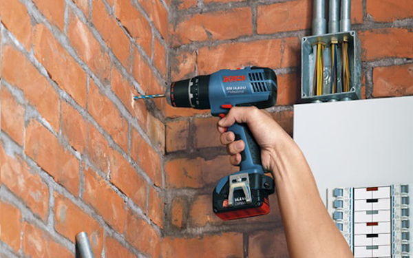 Dùng máy khoan thường hay máy bắt vít khoan tường tốt hơn