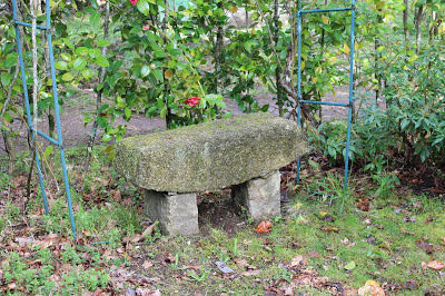 baco y mesa de piedra realizado con piedra antugüa para jardin