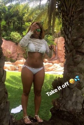 South African TV Personality Minnie Dlamini shows off her banging body as she holiday