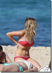 Samara-Weaving-Red-Bikini-Pictures-In-Sydney-04