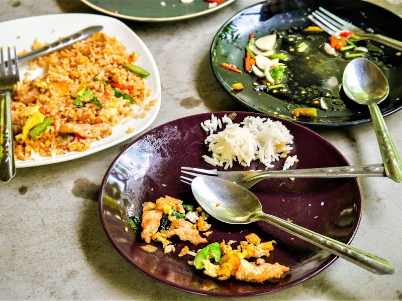 Tetamu tamak ambil makanan dan tetamu tidak diundang