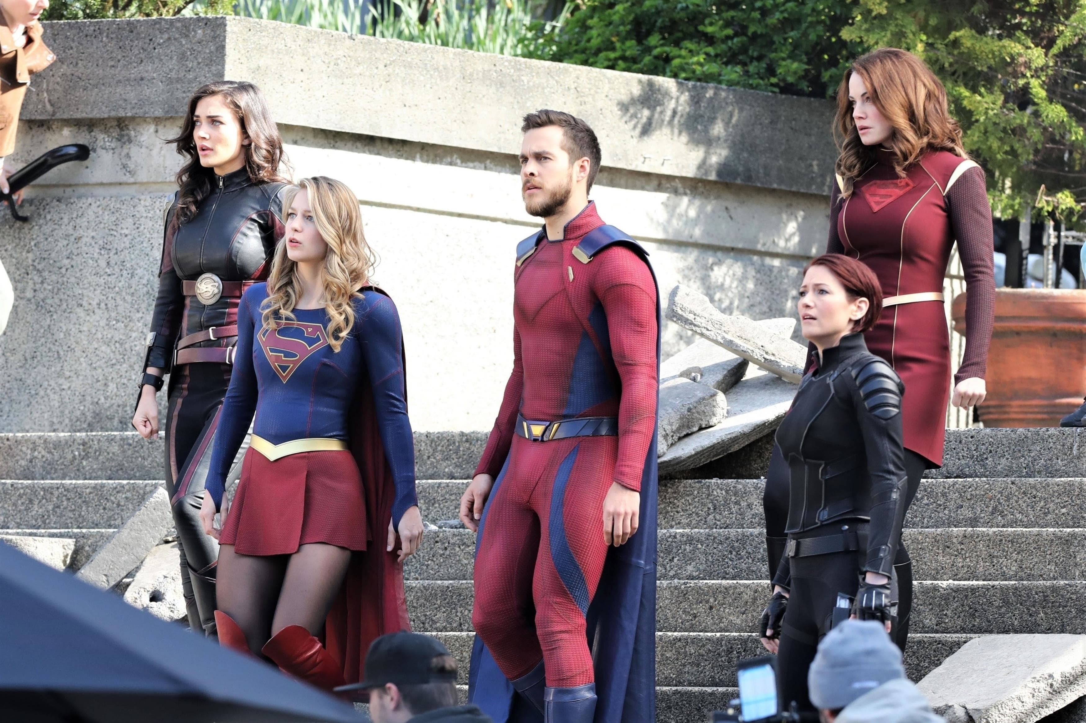 Melissa Benoist Films Supergirl Finale Scenes Of The Third Season スーパーガール シーズン 3 も ついに最終回を撮影中のメリッサ ベノイストの空飛ぶヒロインと仲間たち Cia Movie News