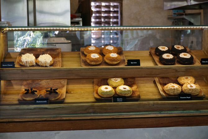 Berbagai jenis donat di Nest Coffee & Donuts Jogja