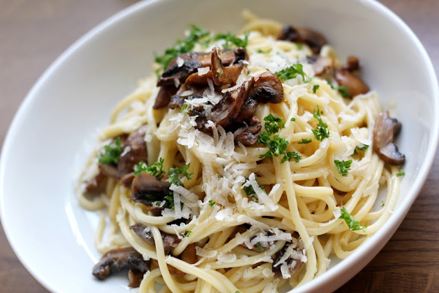 Schnelles Mittagessen mit Nudeln und Pilzen