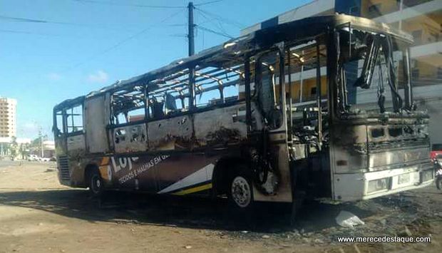 Incêndio destrói ônibus em Santa Cruz do Capibaribe