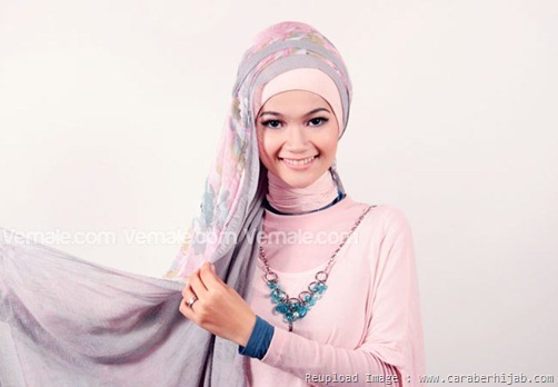 Kreasi Hijab Pashmina Kombinasi model Polos dan Motif