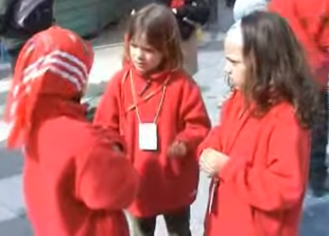 Tres niñas sordas discutiendo en lengua de signos