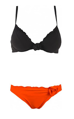 Bikini compuesto por: copa CON FOAM  y mini slip, ambos con detalle de flor y efecto VOLANTE  en escote y  cinturilla  de RED POINT.