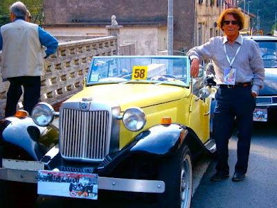 Renato Alessandrini com seu MP Lafer 1981 em evento automobilístico na Itália.