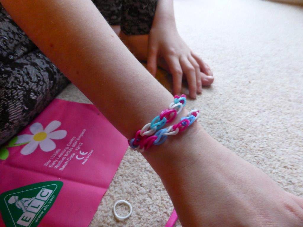 Rubber Band Bracelet Kit, Loom Bracelet Making Kit for Kids, Rubber Bands  Refill Loom Set, Crafts for Girls Bracelet Making, Friendship Bracelets  Maker kit for Girls Birthday Gifts : Amazon.in: Toys &