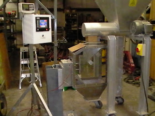 Test setup to simulate a screw conveyor feeding solids flow meter