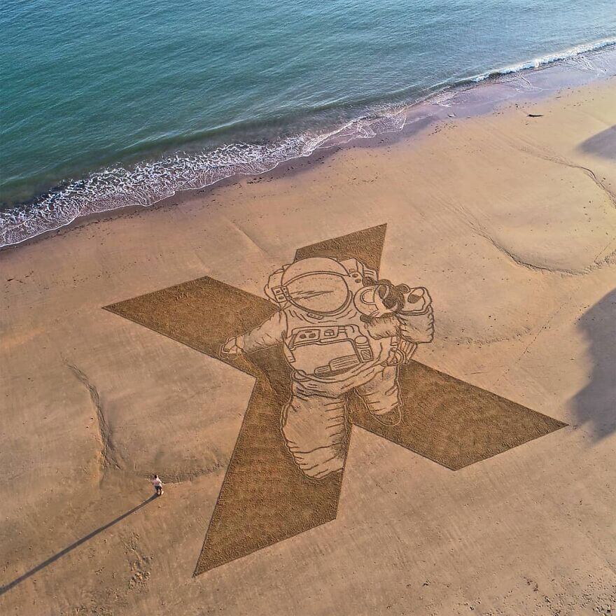 03-X Astronaut-Sand-Drawings-Jben-Beach-www-designstack-co