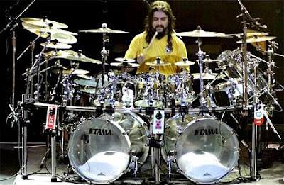 Foto de Mike Portnoy tocando su batería