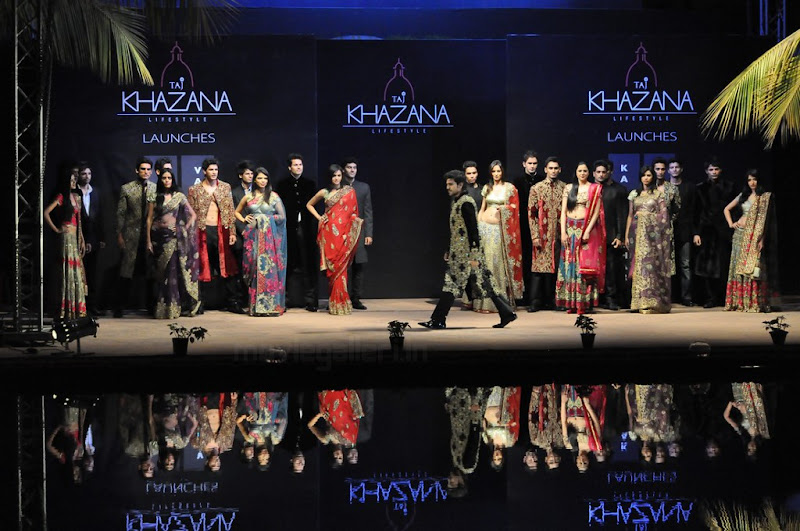 Ram Charan Teja Walks Ramp in TAJ KHAZANA Lifestyle Fashion Show film pics