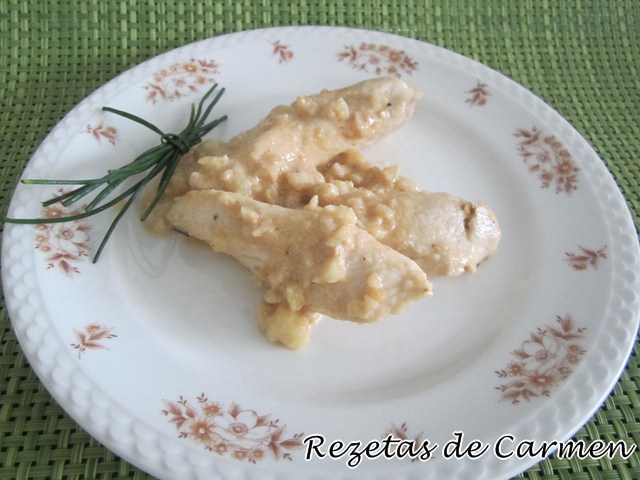 Solomillos de pollo con leche evaporada y  salsa de almendras