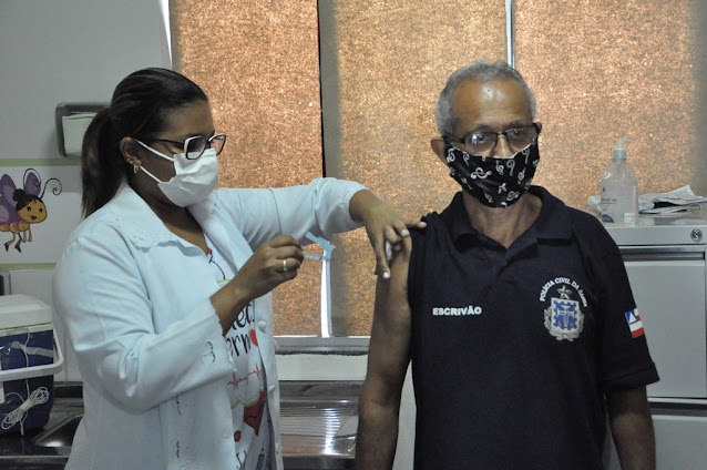 Prefeitura de Barreiras promove a imunização de Guardas Civis Municipais e Policiais Civis com 50 anos acima contra a Covid - 19